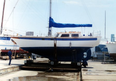Endurance 35 hauled out at Wilmington yard